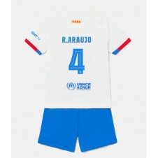 Barcelona Ronald Araujo #4 Bortedraktsett Barn 2023-24 Kortermet (+ korte bukser)